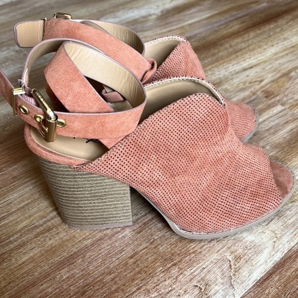 QUPID RUST COLORED ANKLE STRAPPED PEEP HOLE SANDAL SHOE-SIZE‎ 6